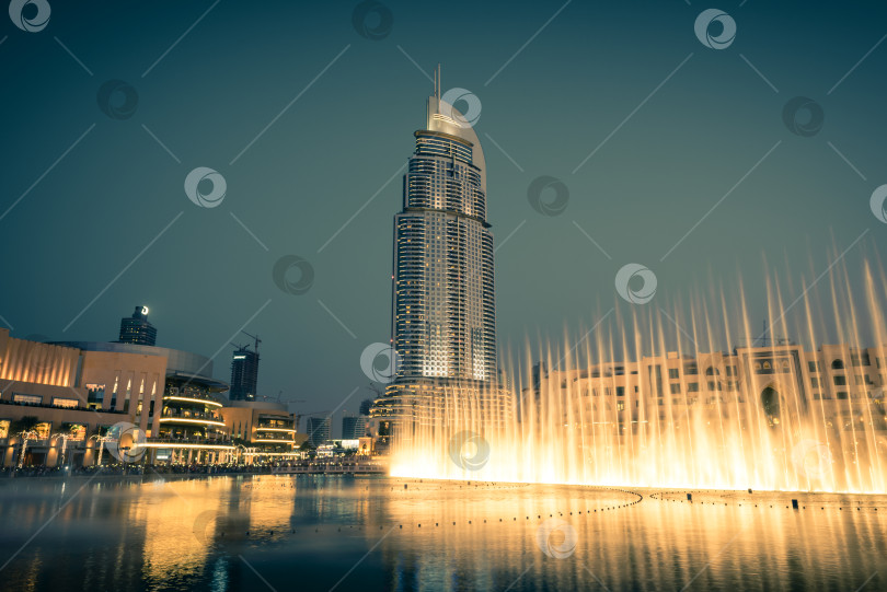 Скачать Шоу дубайских фонтанов в торговом центре Dubai Mall фотосток Ozero