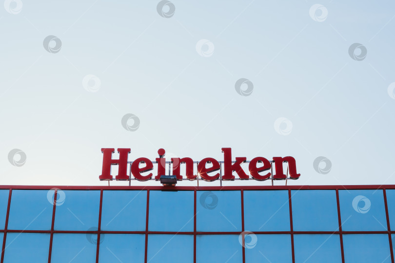 Скачать Логотип Heineken на здании торгового центра фотосток Ozero