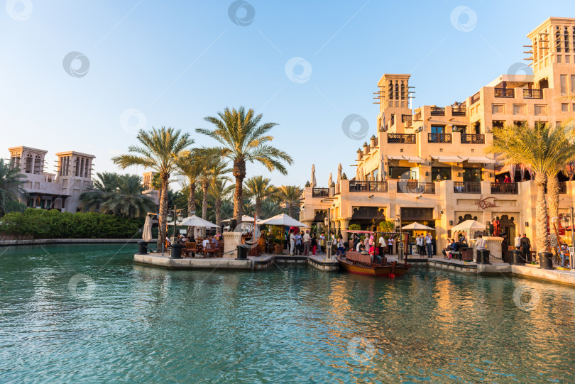 Скачать Вид на отель Madinat Jumeirah в Дубае фотосток Ozero