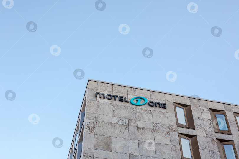 Скачать Логотип Motel One на здании отеля в Мюнхене фотосток Ozero