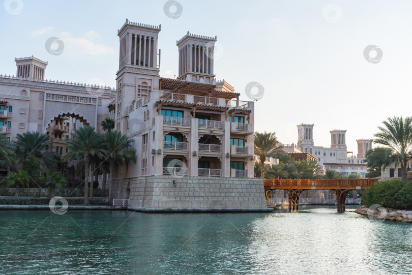 Скачать Вид на отель Madinat Jumeirah в Дубае фотосток Ozero