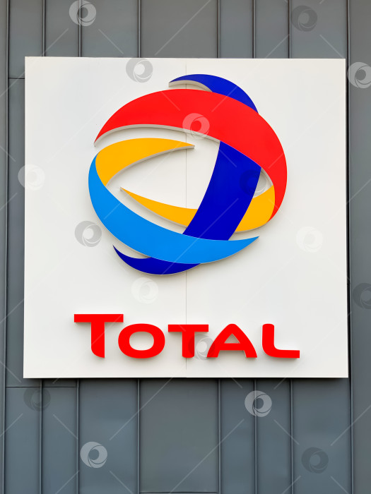 Скачать Логотип Total на своей заправочной станции фотосток Ozero