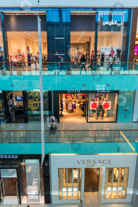 Скачать Люди совершают покупки в торговом центре Dubai Mall фотосток Ozero