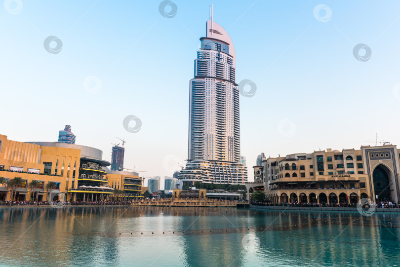 Скачать Шоу дубайских фонтанов состоится в торговом центре Dubai Mall фотосток Ozero