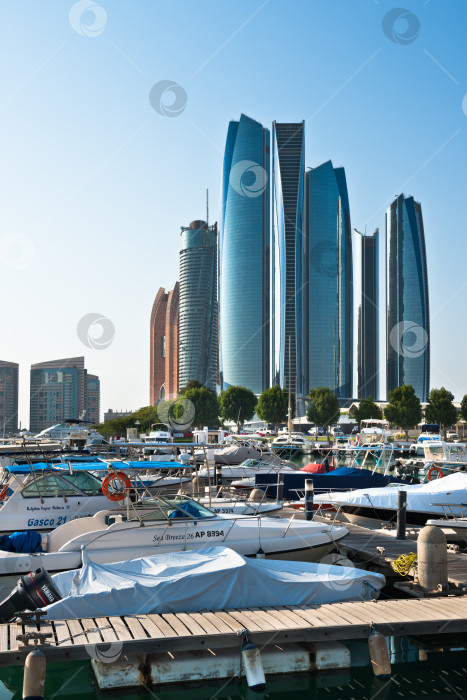 Скачать Причал Аль-Батин и башни Etihad towers в Абу-Даби, ОАЭ фотосток Ozero