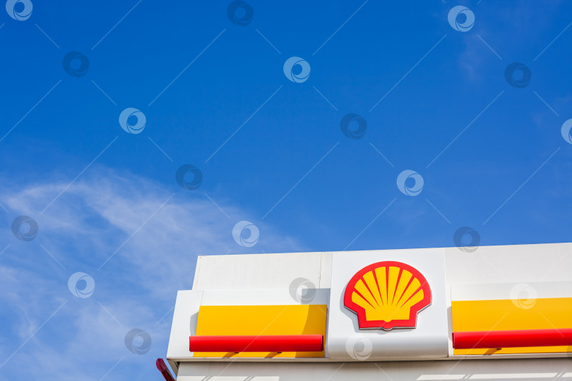 Скачать Логотип компании Shell на своей заправочной станции фотосток Ozero