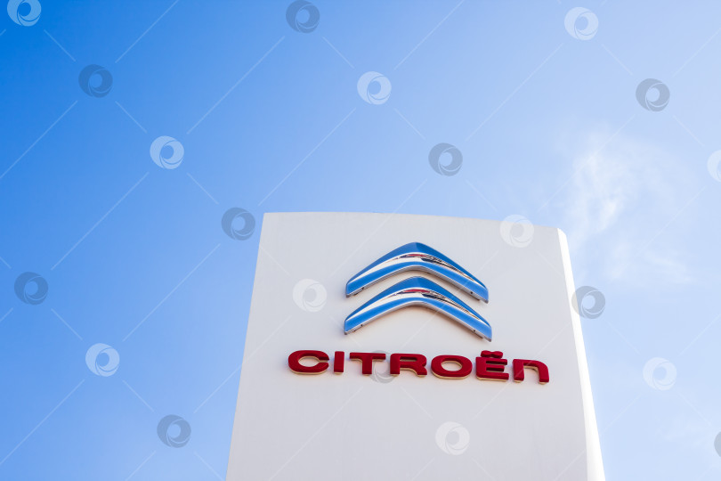 Скачать Логотип бренда Citroen на фоне чистого голубого неба фотосток Ozero