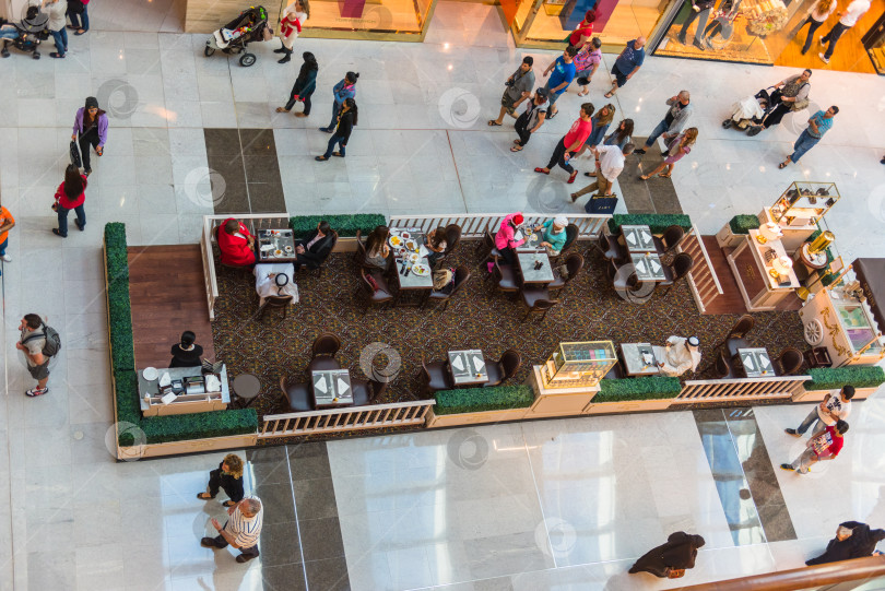 Скачать люди в кафе в торговом центре Dubai Mall фотосток Ozero