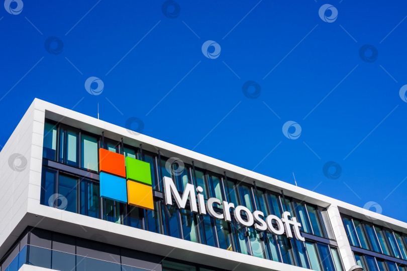 Скачать Логотип Microsoft на офисном здании в Мюнхене, Германия фотосток Ozero