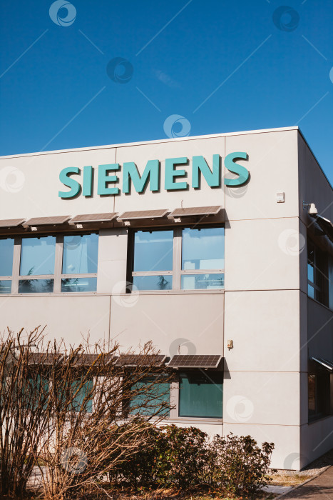 Скачать Логотип компании Siemens на ее здании фотосток Ozero