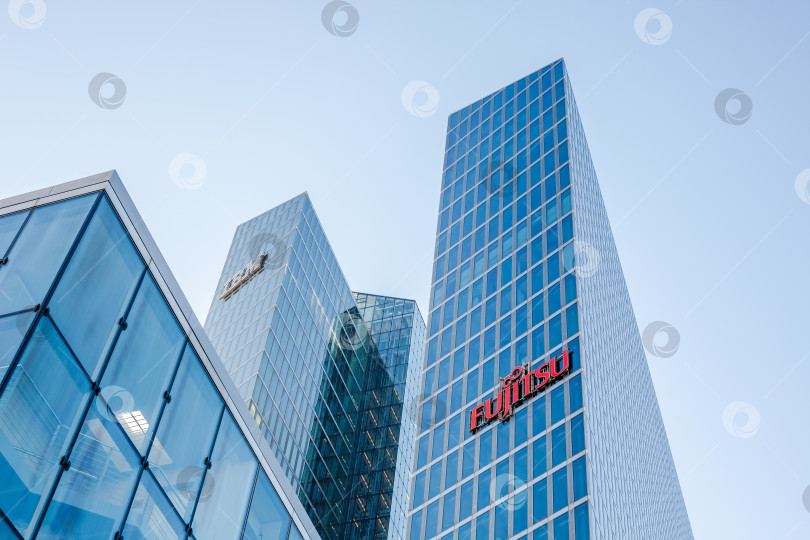 Скачать Логотип IBM Fujitsu на офисном здании в Мюнхене Германия фотосток Ozero