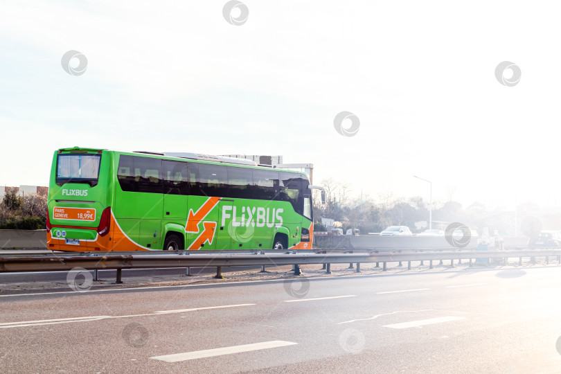 Скачать Логотип FlixBus на зеленом автобусе. Путешествие на автобусе фотосток Ozero