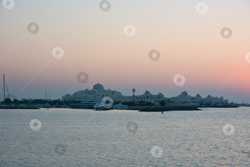 Скачать Лагуна и Президентский дворец в Абу-Даби, ОАЭ фотосток Ozero