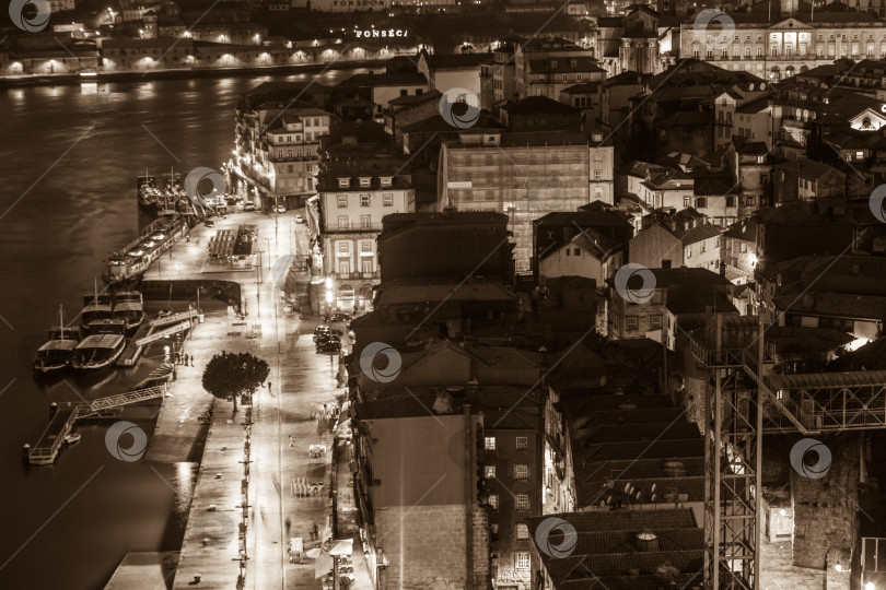 Скачать Обзор Старого города Порту, Португалия, ночью фотосток Ozero