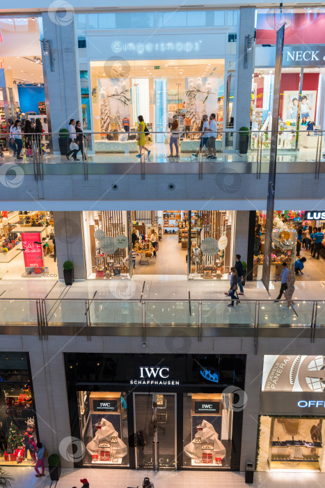 Скачать Люди совершают покупки в торговом центре Dubai Mall фотосток Ozero