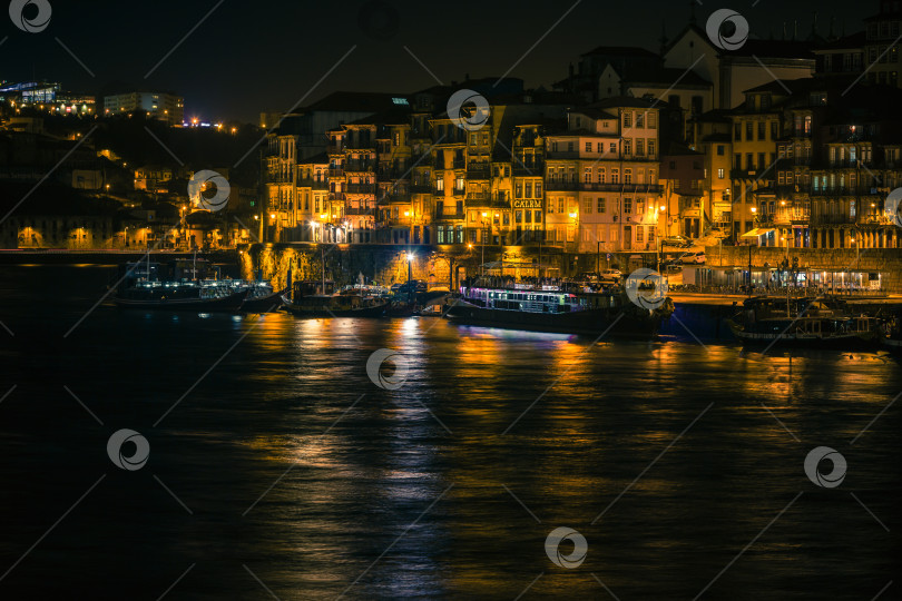 Скачать Обзор Старого города Порту, Португалия, ночью фотосток Ozero