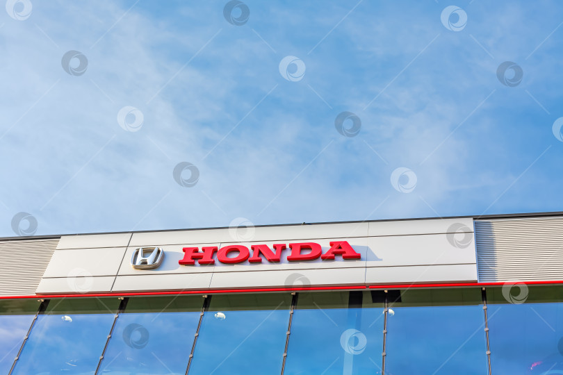 Скачать Логотип бренда Honda на фоне ярко-голубого неба фотосток Ozero
