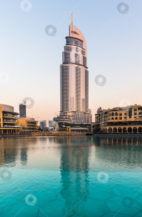 Скачать Шоу дубайских фонтанов состоится в торговом центре Dubai Mall фотосток Ozero