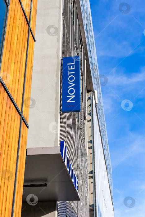 Скачать Логотип Novotel на здании отеля в Лионе фотосток Ozero