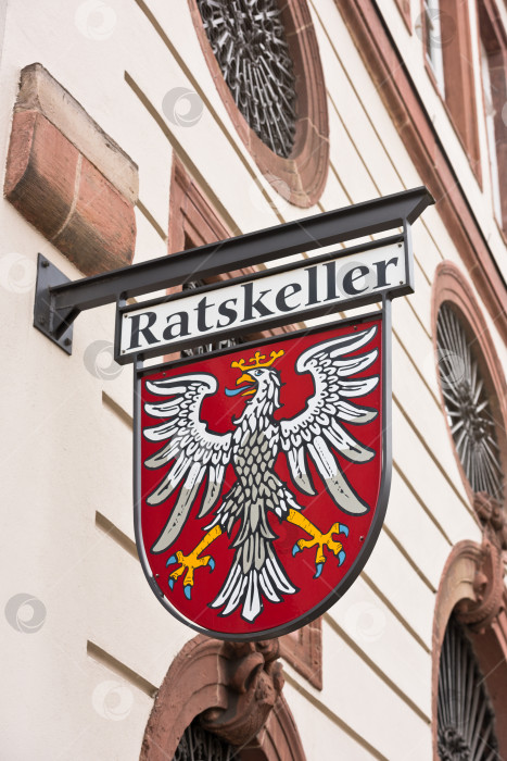 Скачать Вид вывески Ratskeller на здании во Франкфурте, Германия фотосток Ozero