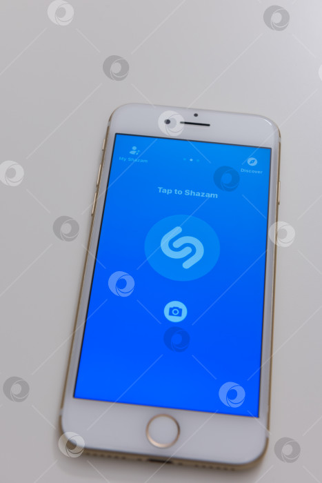 Скачать Мобильное приложение Shazam на экране Apple Iphone 7 фотосток Ozero