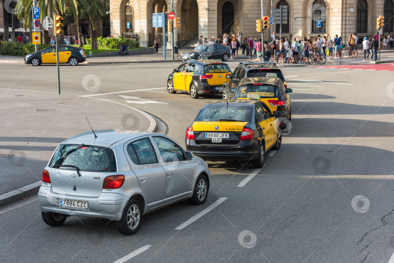 Скачать Движение автомобилей на улице Барселона, Испания фотосток Ozero