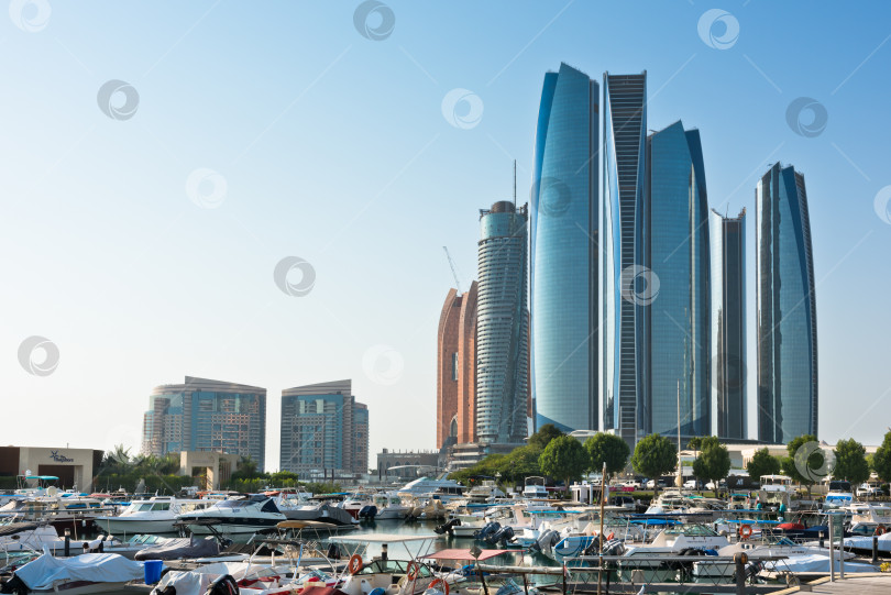 Скачать Причал Аль-Батин и башни Etihad towers в Абу-Даби, ОАЭ фотосток Ozero