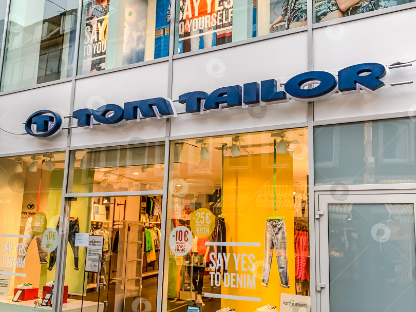 Скачать Розничный магазин одежды Tom Tailor с логотипом бренда фотосток Ozero