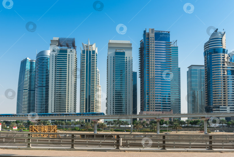 Скачать Башни Jumeirah Lakes Towers в Дубае, Объединенные Арабские Эмираты фотосток Ozero