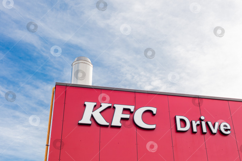 Скачать Логотип ресторана быстрого питания KFC на его здании фотосток Ozero