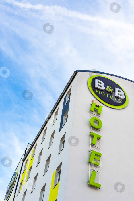 Скачать Логотип B&B на здании отеля в Лионе фотосток Ozero