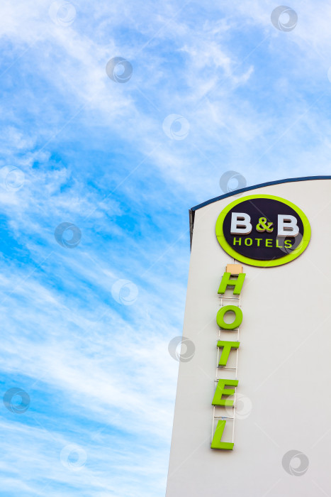 Скачать Логотип B&B на здании отеля в Лионе фотосток Ozero