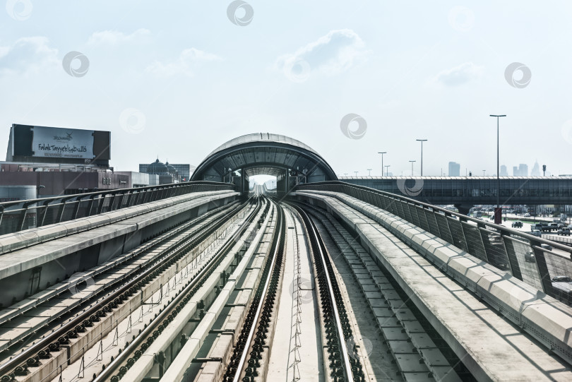 Скачать вид на подземную дорогу в центре Дубая фотосток Ozero