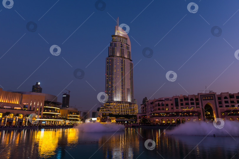Скачать Шоу дубайских фонтанов в торговом центре Dubai Mall фотосток Ozero