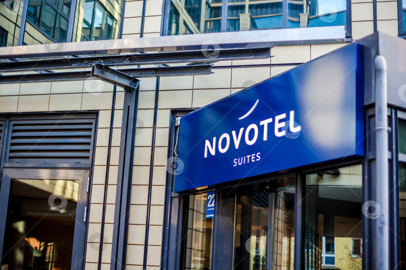 Скачать Логотип Novotel suites на здании отеля в Мюнхене фотосток Ozero