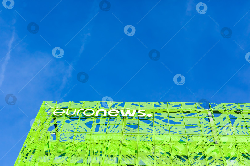 Скачать Логотип бренда Euronews на здании его штаб-квартиры фотосток Ozero