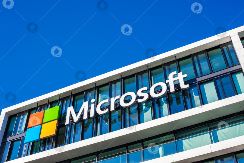Скачать Логотип Microsoft на офисном здании в Мюнхене, Германия фотосток Ozero