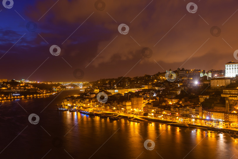 Скачать Обзор Старого города Порту, Португалия, ночью фотосток Ozero