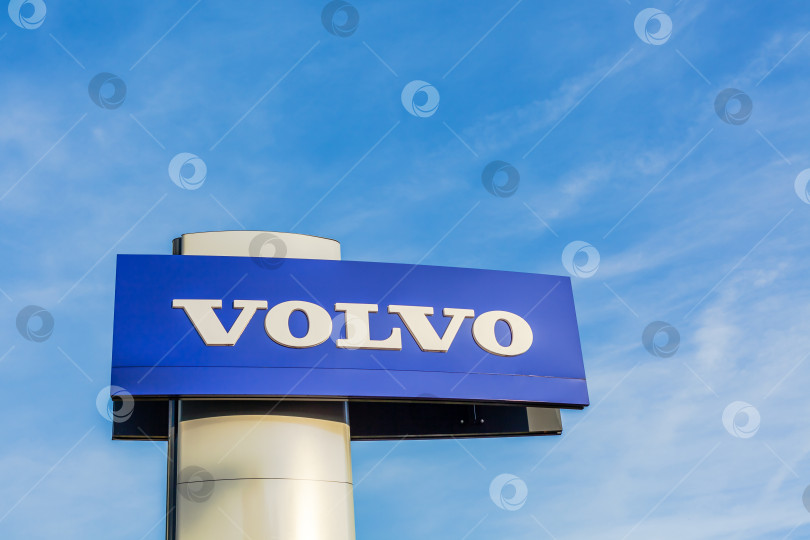 Скачать Логотип бренда Volvo на фоне ярко-голубого неба фотосток Ozero