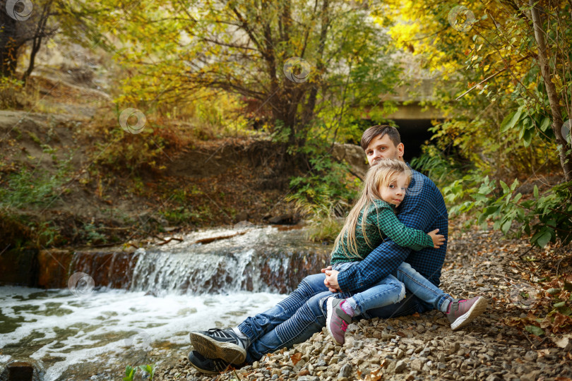 Скачать Отец и дочь на берегу реки фотосток Ozero