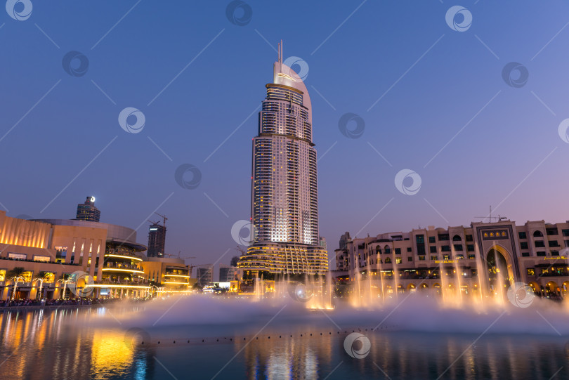 Скачать Шоу дубайских фонтанов в торговом центре Dubai Mall фотосток Ozero