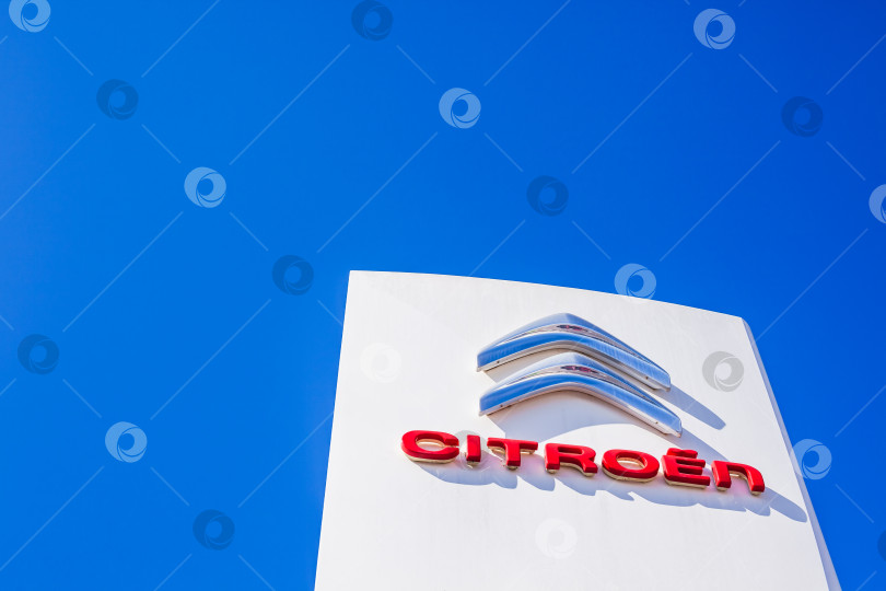 Скачать Логотип бренда Citroen на фоне чистого голубого неба фотосток Ozero