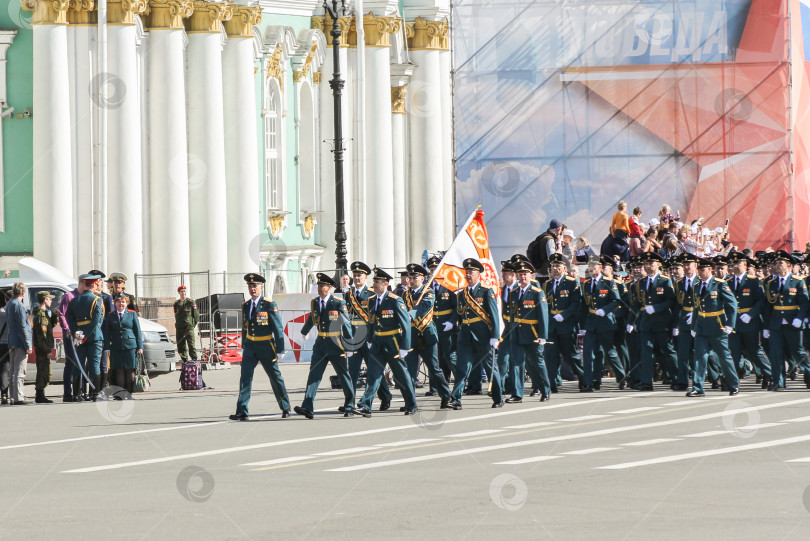 Скачать Воинская часть с флагом на марше. фотосток Ozero