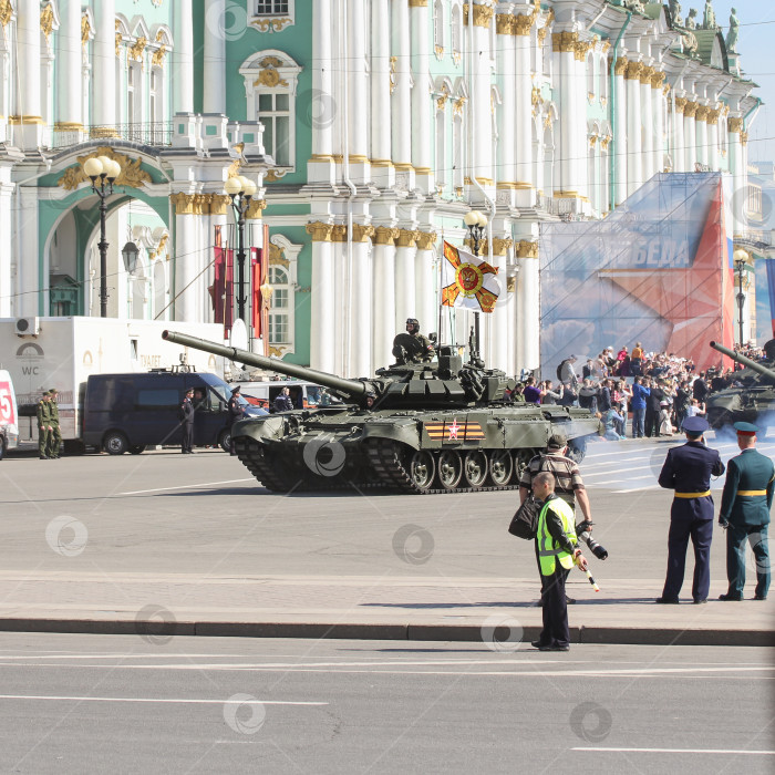 Скачать Танк перед Зимним дворцом. фотосток Ozero