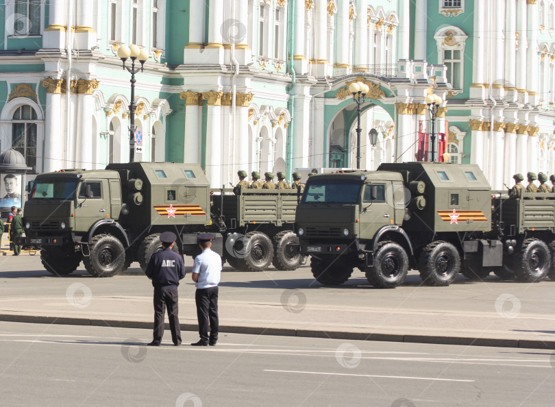 Скачать Многофункциональные военные грузовики на параде. фотосток Ozero