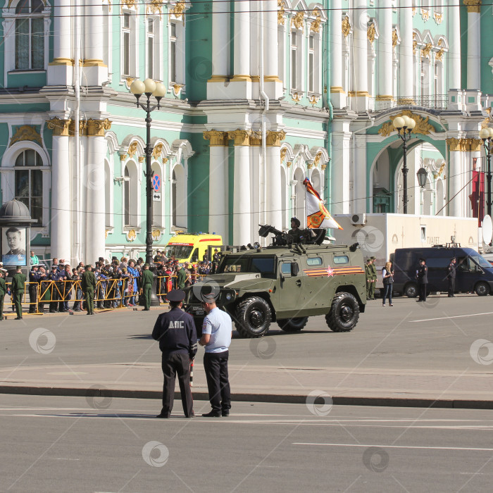 Скачать Легкая бронированная машина под флагом. фотосток Ozero