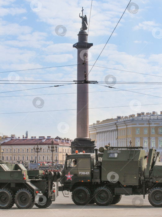 Скачать Военная техника на фоне Александровской колонны. фотосток Ozero