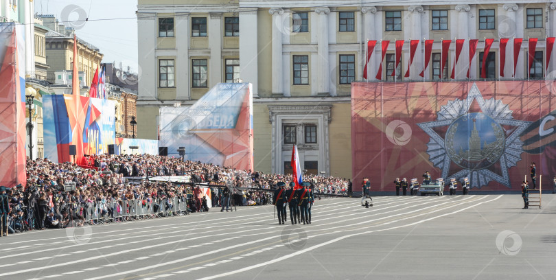 Скачать Группа знаменосцев на Дворцовой площади. фотосток Ozero