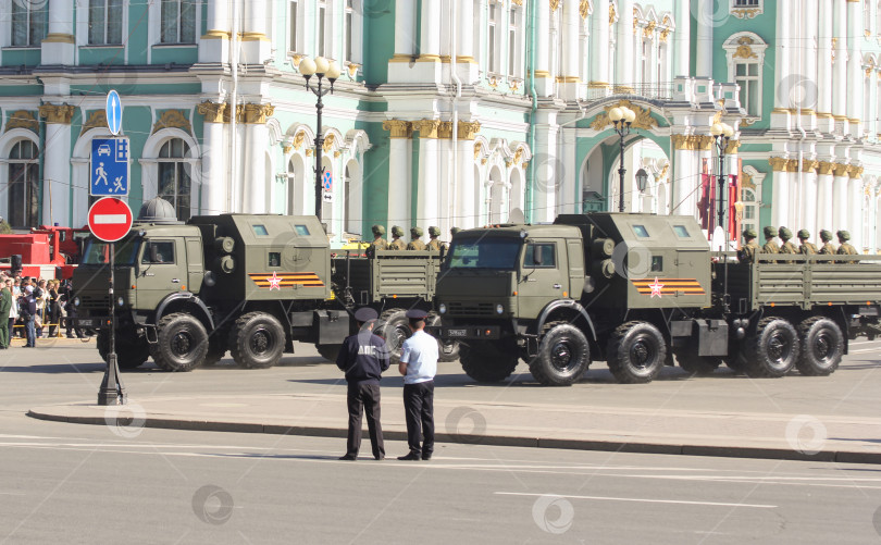 Скачать Многофункциональные военные грузовики у Зимнего дворца. фотосток Ozero