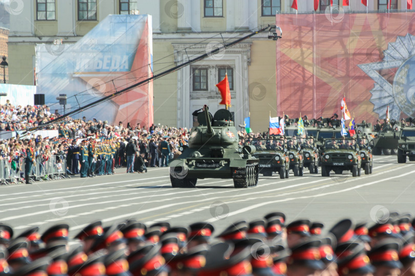 Скачать Танк Т-34 открывает парад военной техники. фотосток Ozero